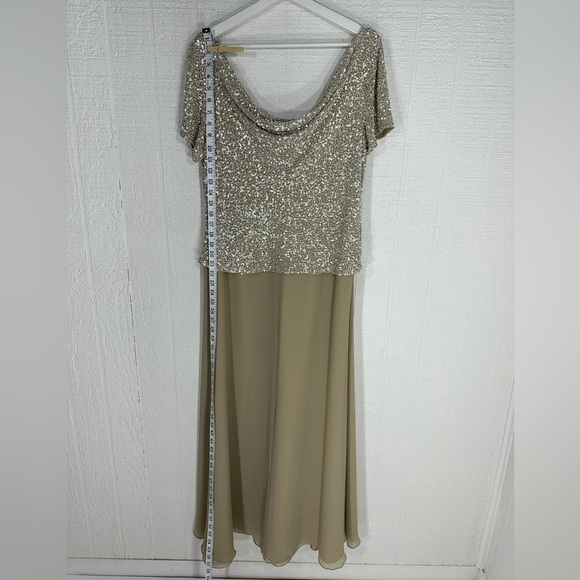 J Kara  formal sequin flutter sleeve bodice chiffon gown champagne size 16 - Picture 8 of 13